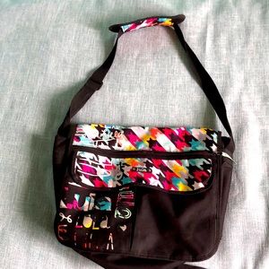 I’m selling a lula bag. It’s in good condition I never used it.